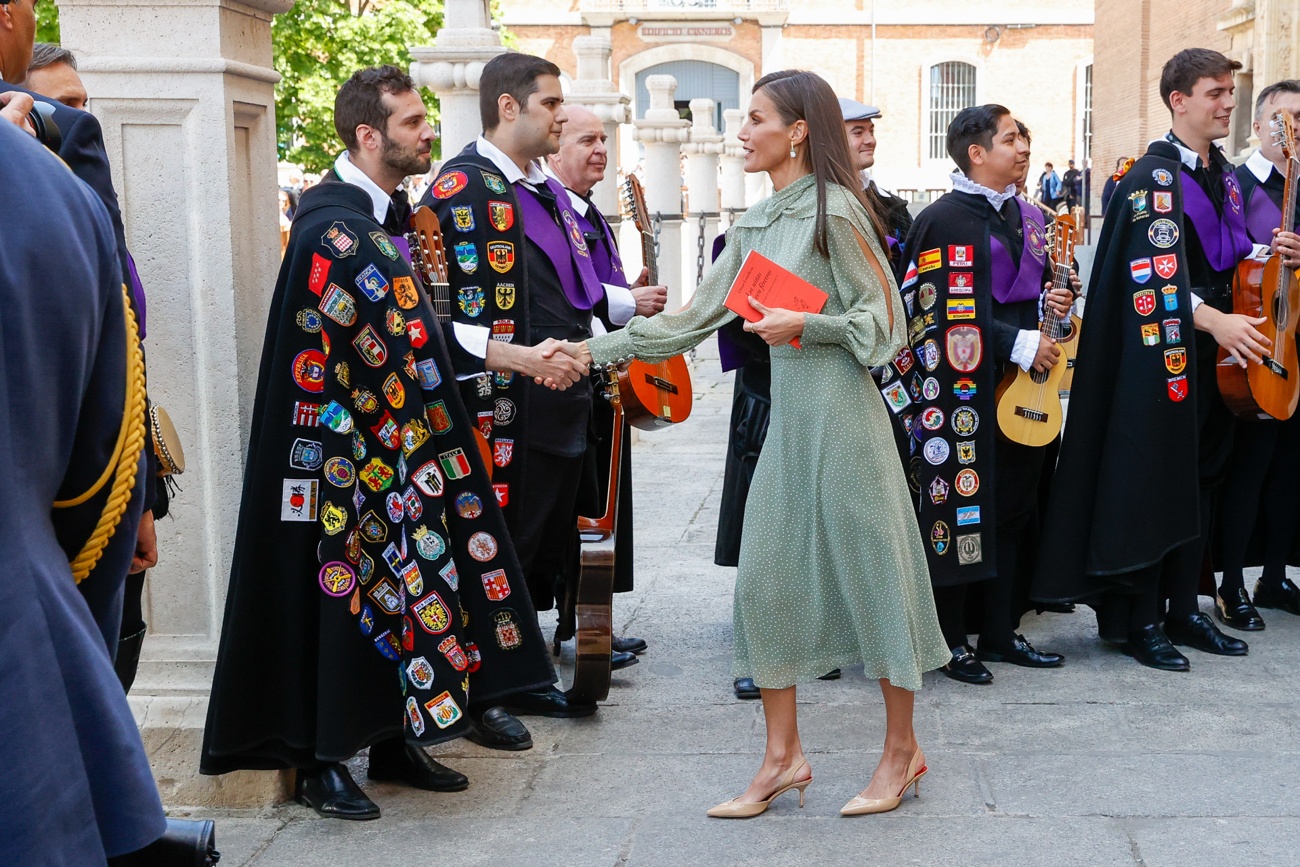 Queen Letizia maintains the tradition: since 2016 she has been wearing the same dress she premieres on Columbus Day at the Miguel de Cervantes Literature Award ceremony