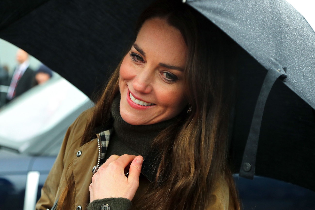 Kate, muy sonriente junto al los ciudadanos del lugar