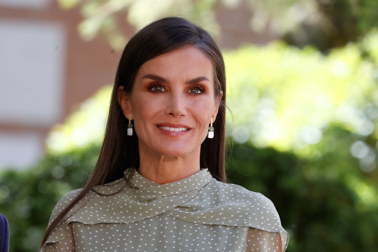 Königin Letizia hat das Kleid auf eine andere Art und Weise kombiniert. Königin Letizia hat das Kleid auf eine andere Art und Weise kombiniert.