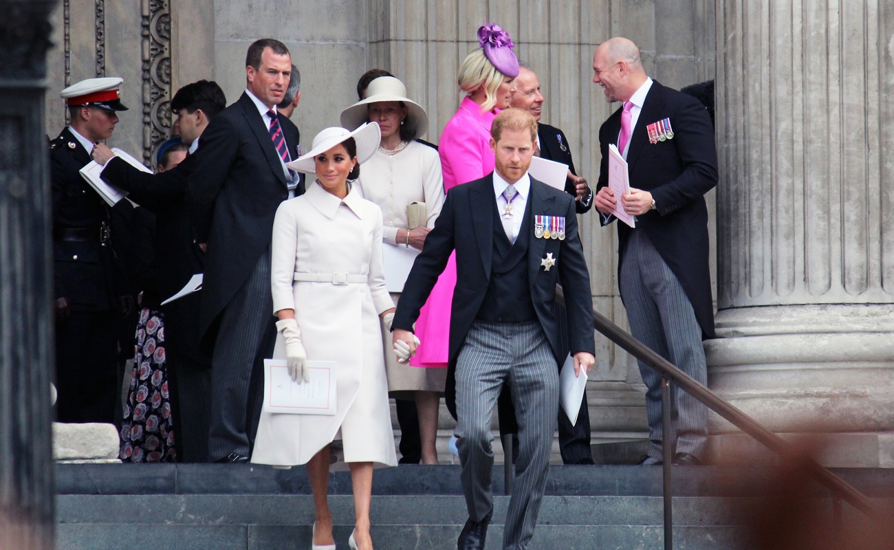 El escándalo llega semanas antes de la ceremonia de coronación