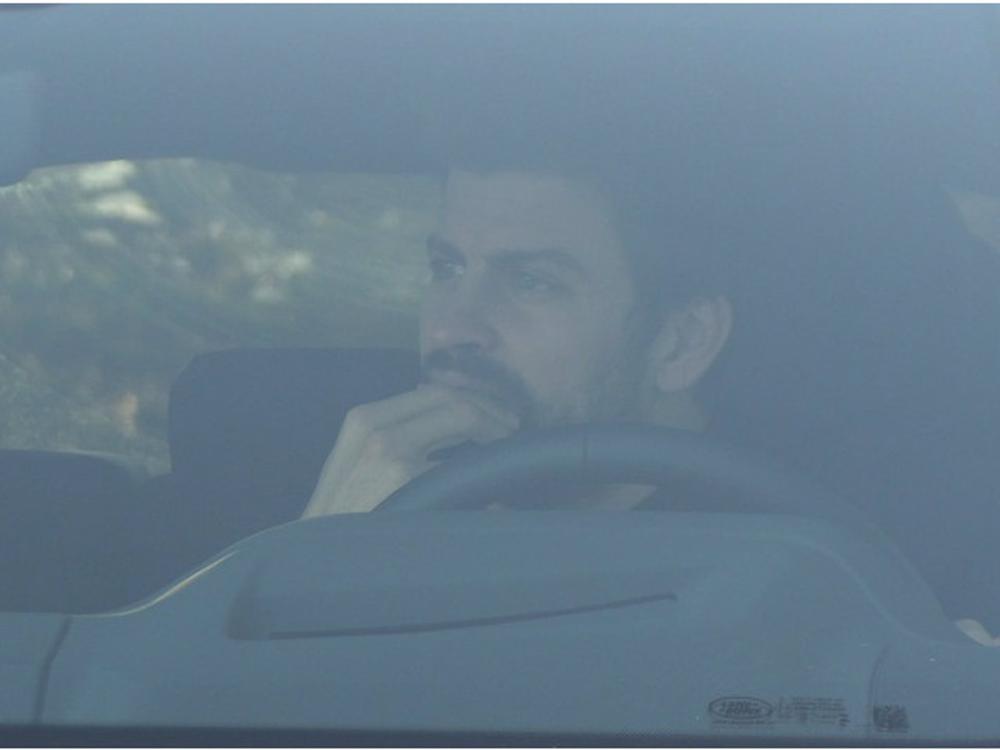 Archivo - Gerard Piqué espera para recoger a sus hijos en casa de Shakira Archivo