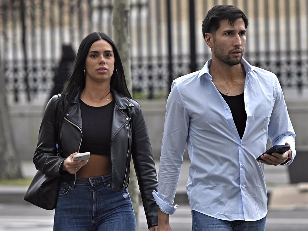 Gianmarco Onestini, de la mano con una atractiva joven por las calles de Madrid Gianmarco