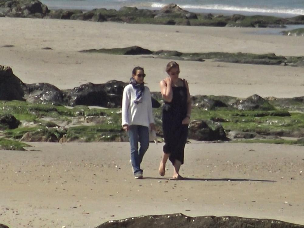 MARÍA PALACIOS DISFRUTA DE UN PASEO POR LAS PLAYAS DE GALICIA CON UNA AMIGA EN MITAD DE LA POLÉMICA CON ANA OBREGÓN MARÍA