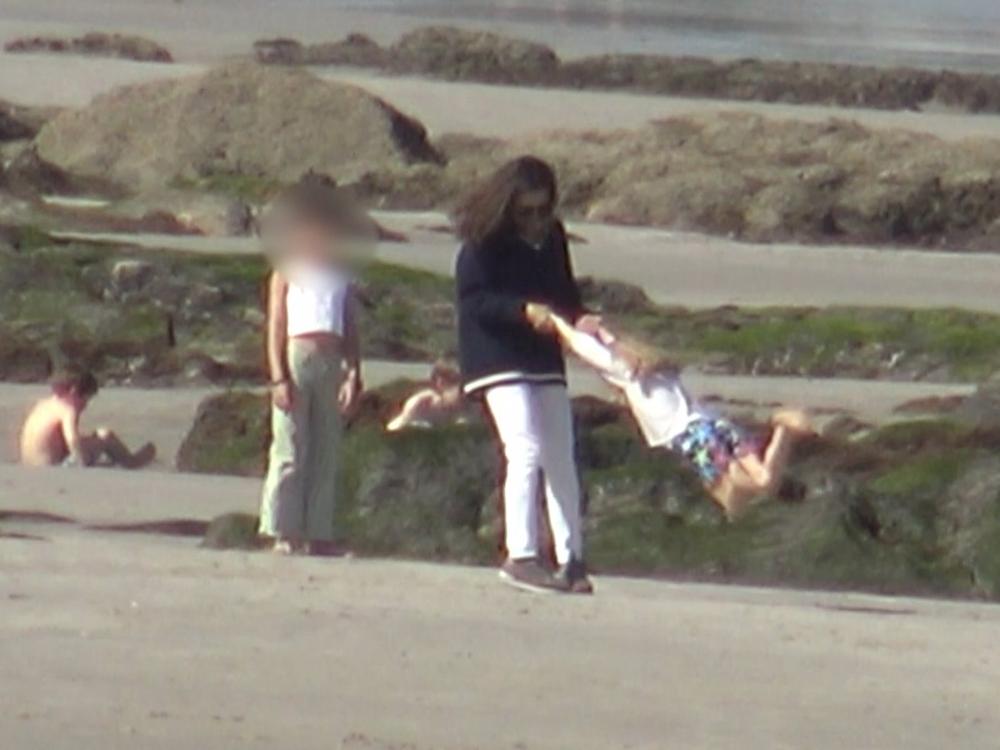 María Palacios disfruta de las playas gallegas junto a su hija María
