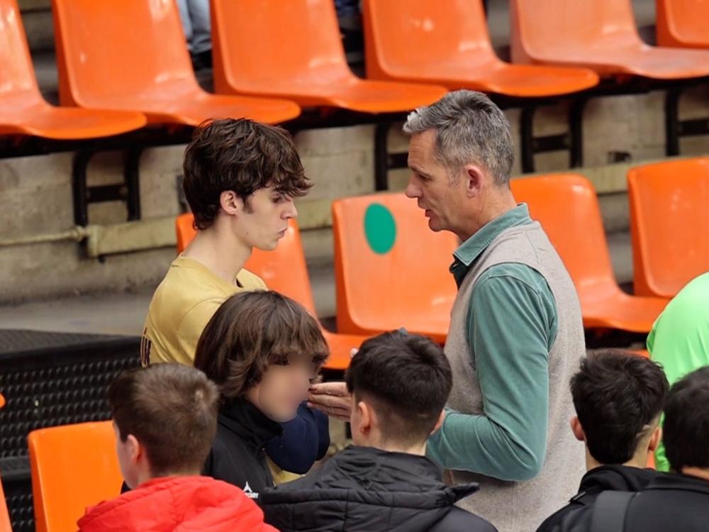 Pablo Undargarin habla con Íñaki tras terminar el partido Pablo
