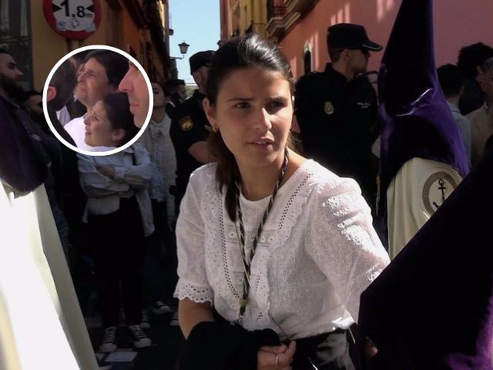 Cayetana Rivera disfruta de la procesión del Viernes Santo junto a su padre Cayetana