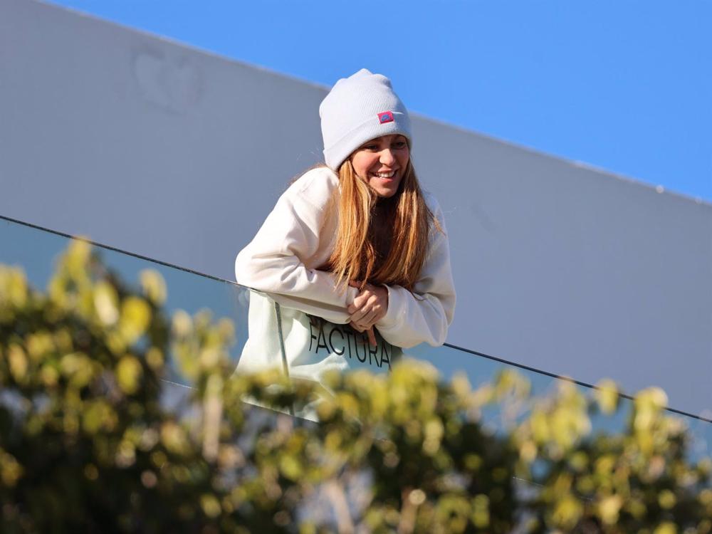 Archivo - Shakira sale al balcón de su casa para hablar con fans Archivo