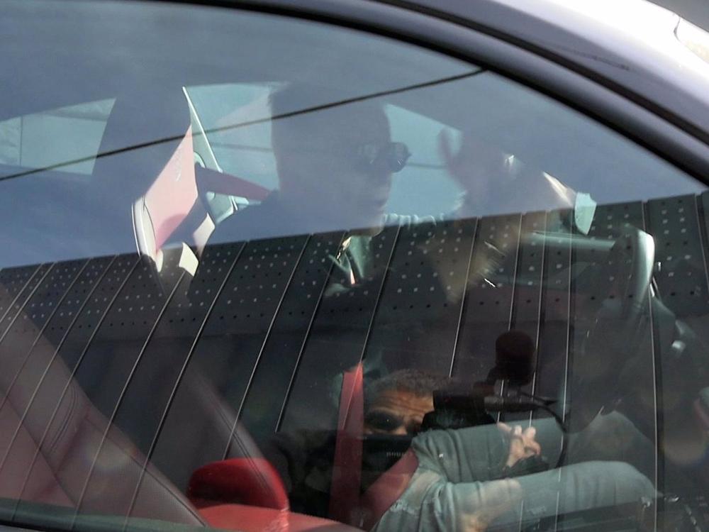 JOAN PIQUÉ ENTRA EN EL GARAJE DE CASA CONDUCIENDO SU PROPIO COCHE JOAN