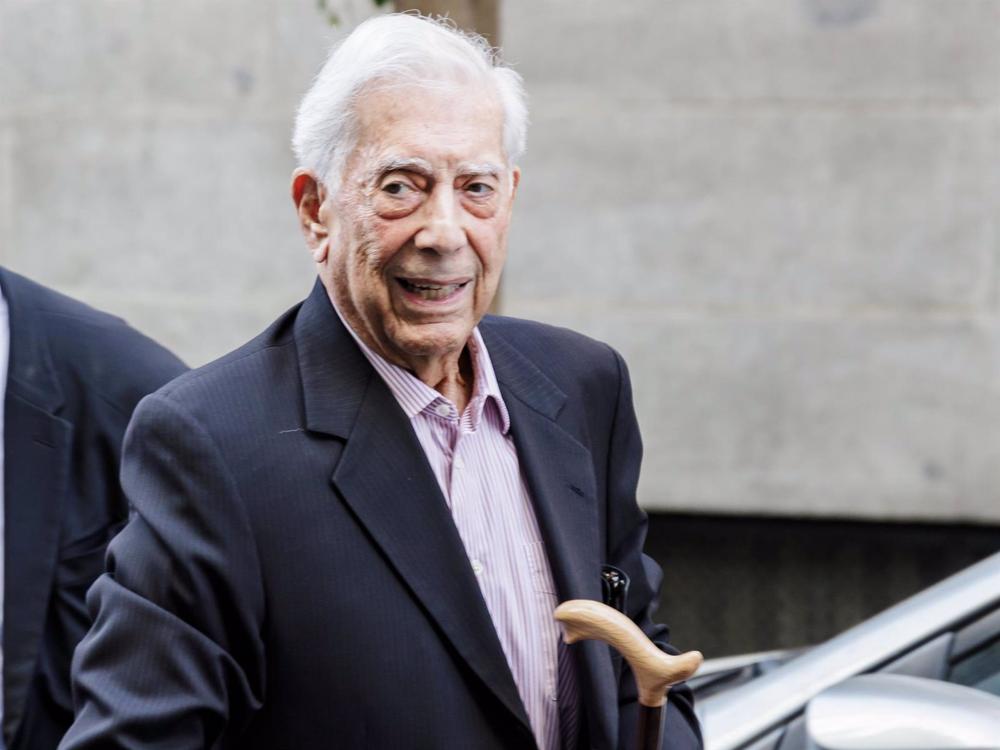 Mario Vargas Llosa a su llegada al ciclo 'El fuego de la imaginación', en el Instituto Cervantes Mario