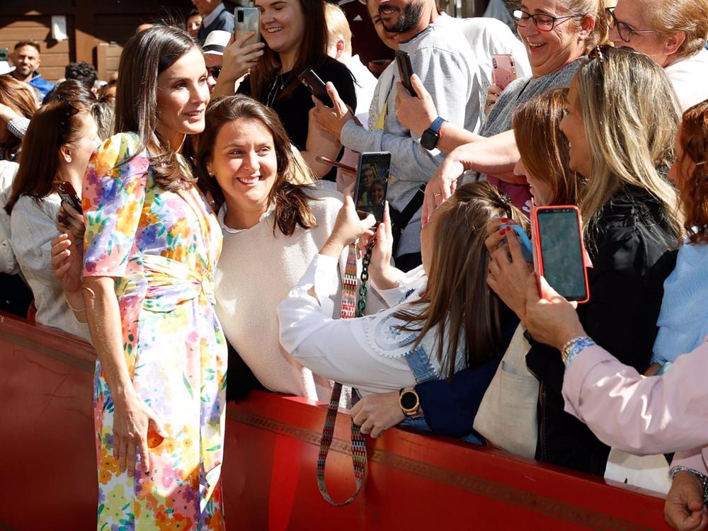 La Reina Letizia, muy cercana con la multitud que la aguardaba en Córdoba La