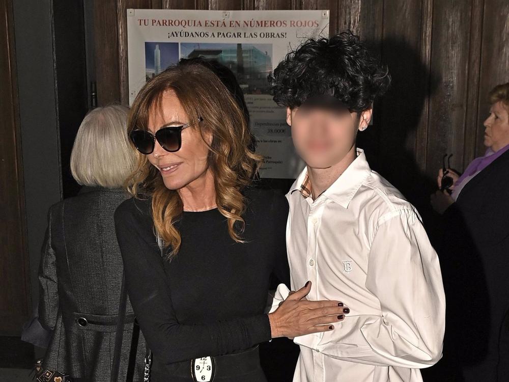 LARA DIBILDOS APARECE EN EL FUNERAL DE SU MADRE CON SU HIJO MENOR, ÁLVARO MUÑOZ DIBILDOS LARA
