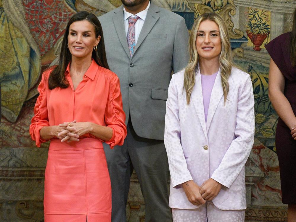 La Reina Letizia y Alexia Putellas, durante la entrega de los Premios Nacionales del Deporte en el Palacio Real de El Pardo La