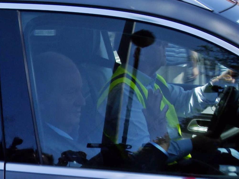 DON JUAN CARLOS I LLEGA A CASA DE SU AMIGO ÍNTIMO, PEDRO CAMPOS DON