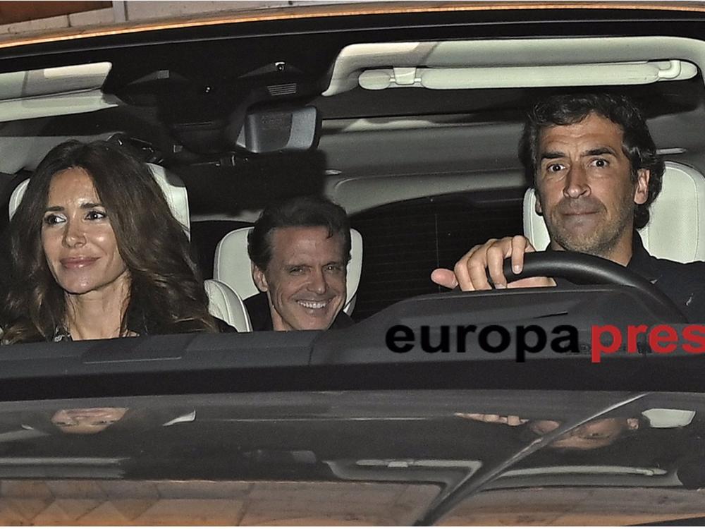 Luis Miguel, abandonando la casa de Paloma Cuevas con Raúl González y Mamen Sanz Luis