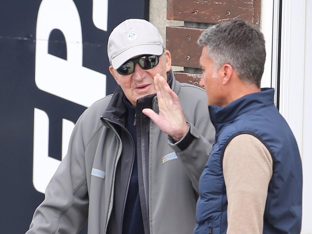 DON JUAN CARLOS I EN EL CLUB NÁUTICO DE SANXENXO TRAS NAVEGAR POR LA MAÑANA CON EL ''BRIBÓN' DON