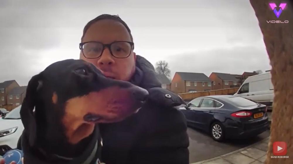 Un feliz paseador de perros pillado a mitad de una canción de Ring Doorbell Un