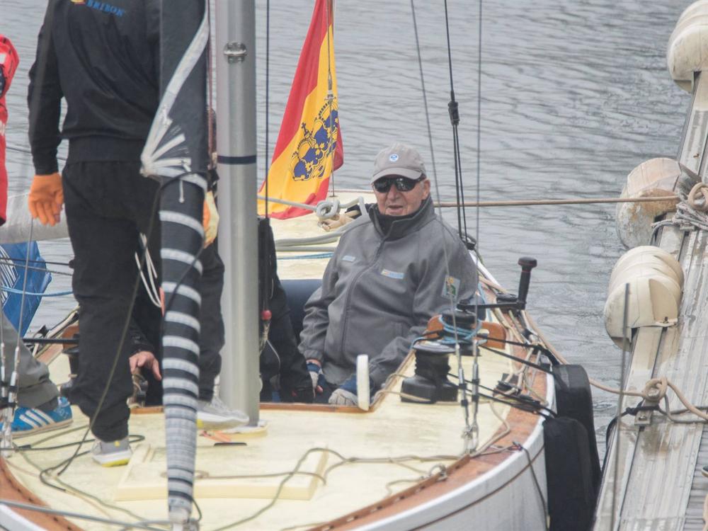 El Rey Juan Carlos, a su llegada a puerto tras suspender sus entrenamientos a causa de la lluvia El