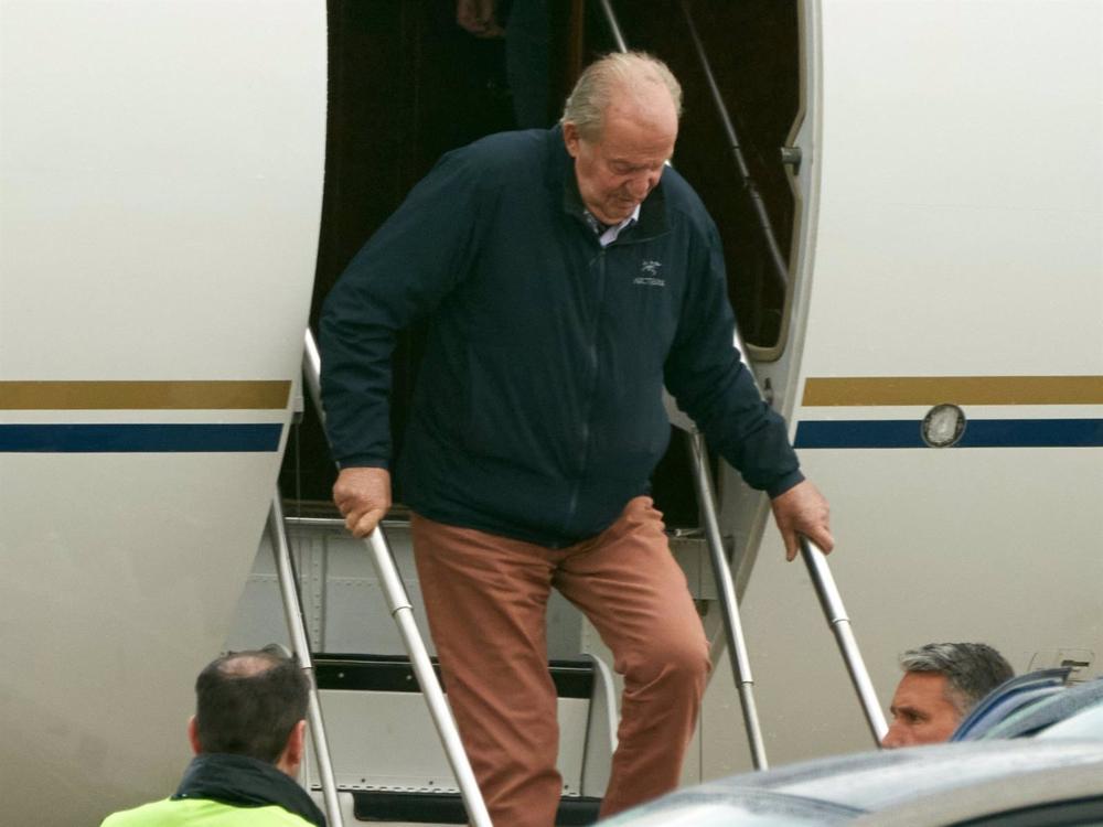 El rey emerito juan carlos I desciende del avion en el aeropuerto de Vitoria (alava) p El