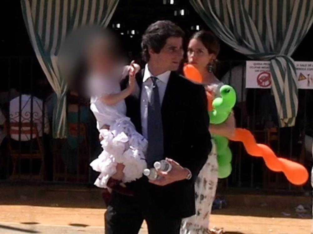 FERNANDO FITZ-JAMES STUART Y SOFÍA PALAZUELO EN LA FERIA DE SEVILLA JUNTO A SU HIJA ROSARIO FERNANDO