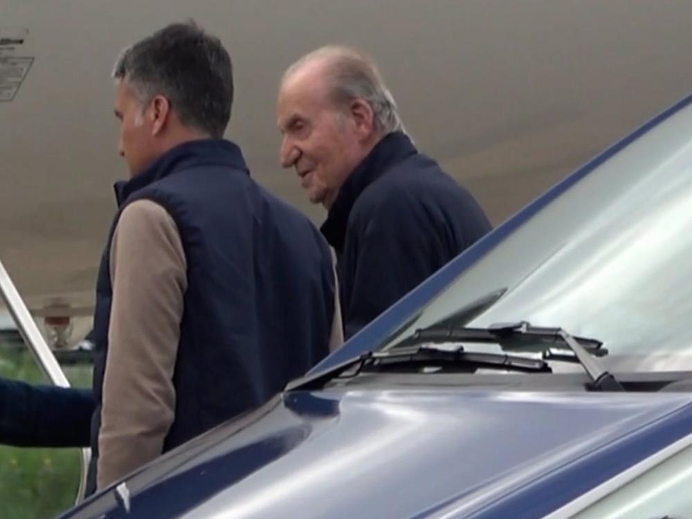 El Emérito, a su llegada al aeropuerto de Vitoria este martes El