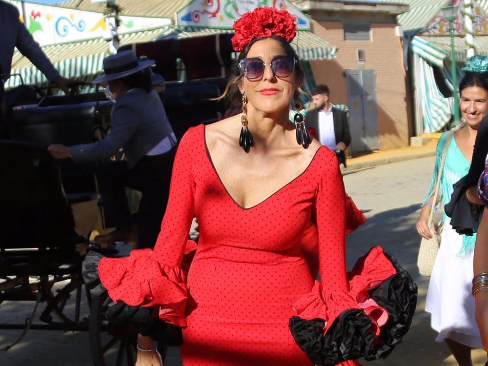 Paz Padilla, de rojo pasión en la Feria de Sevilla Paz