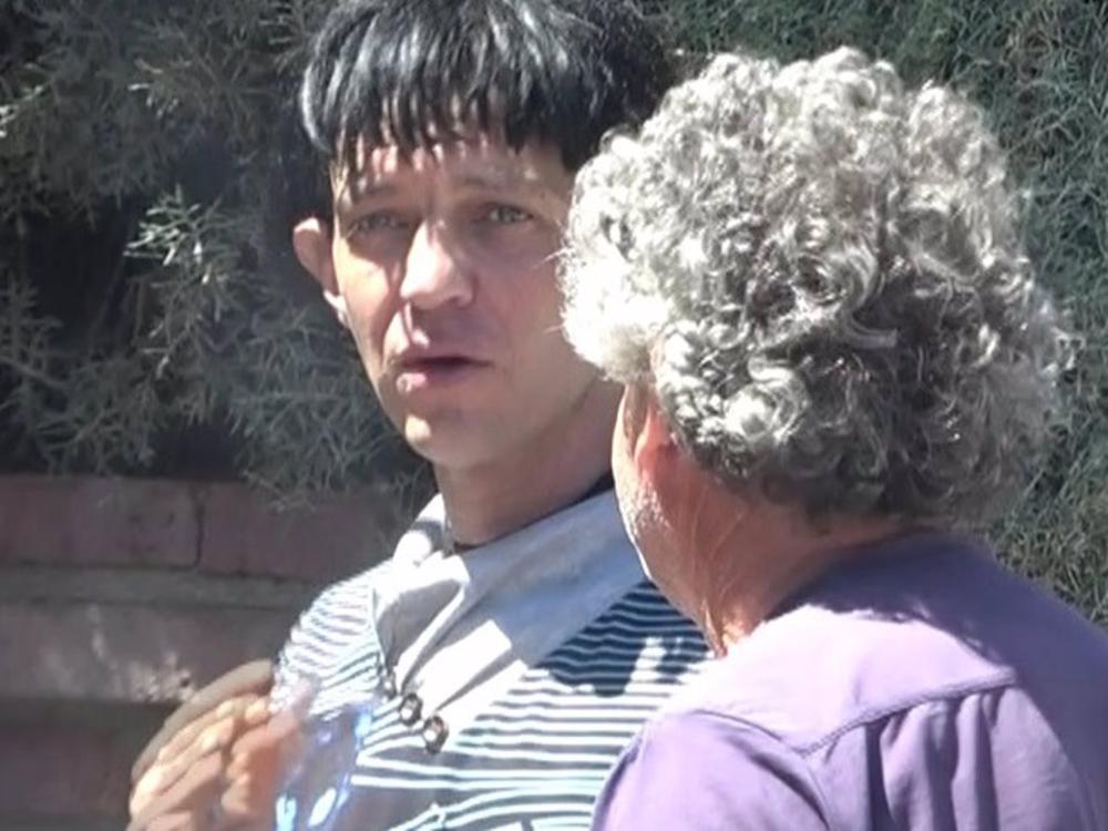 Camilo Blanes, con una de las pelucas de su padre Camilo