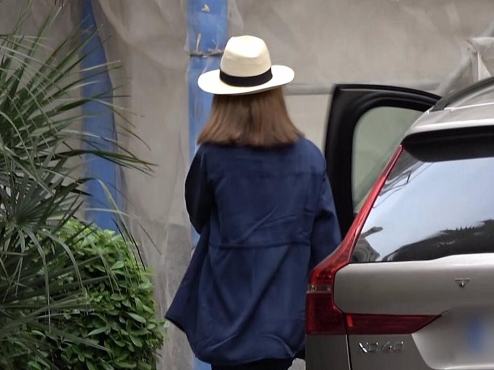LA INFANTA ELENA DA LA ESPALDA A LAS INFORMACIONES DE SU SUPUESTA HERMANA SECRETA LA