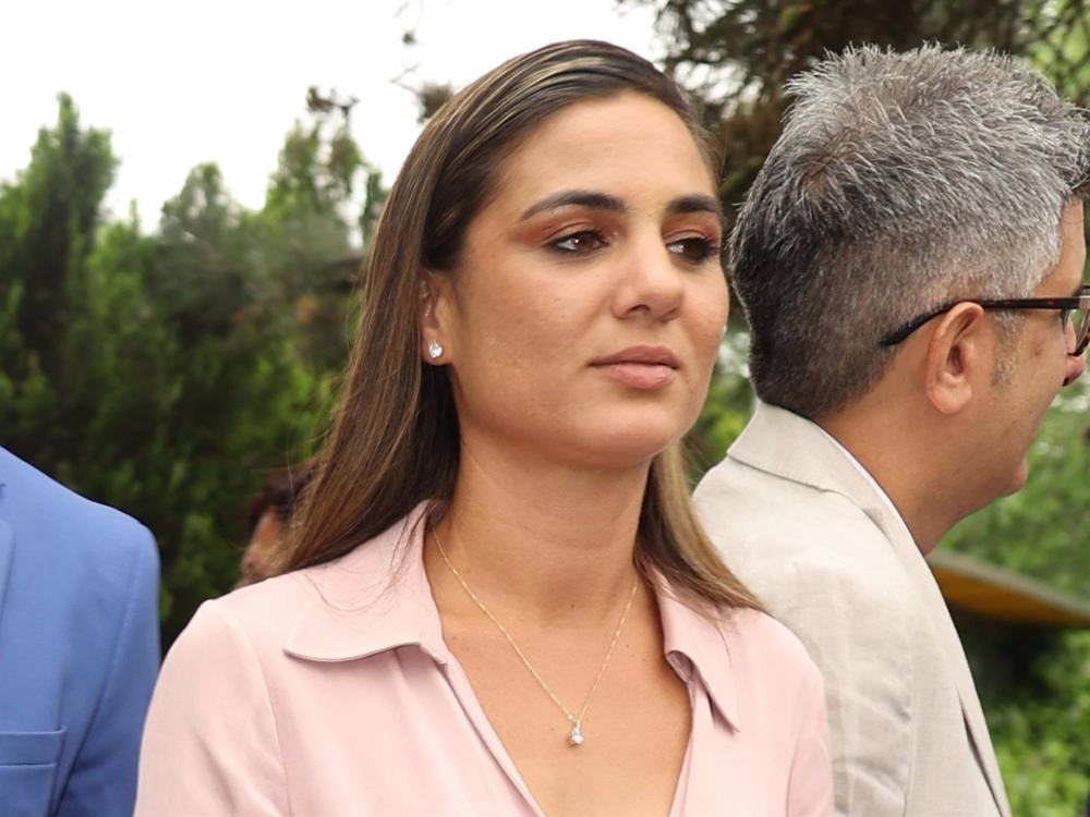GEMA ALDÓN SALE DE LA COMUNIÓN DE SU HERMANO JOSÉ MARÍA GEMA