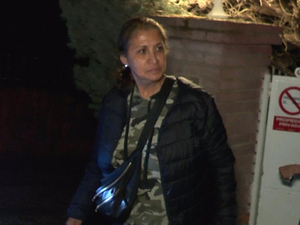 Lourdes Arnelas saliendo de casa de Camilo Blanes Lourdes