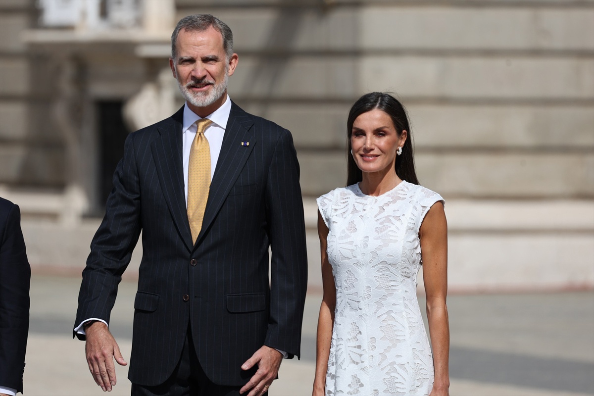 A Rainha Letizia brilha com o seu vestido de renda branca de baixo custo