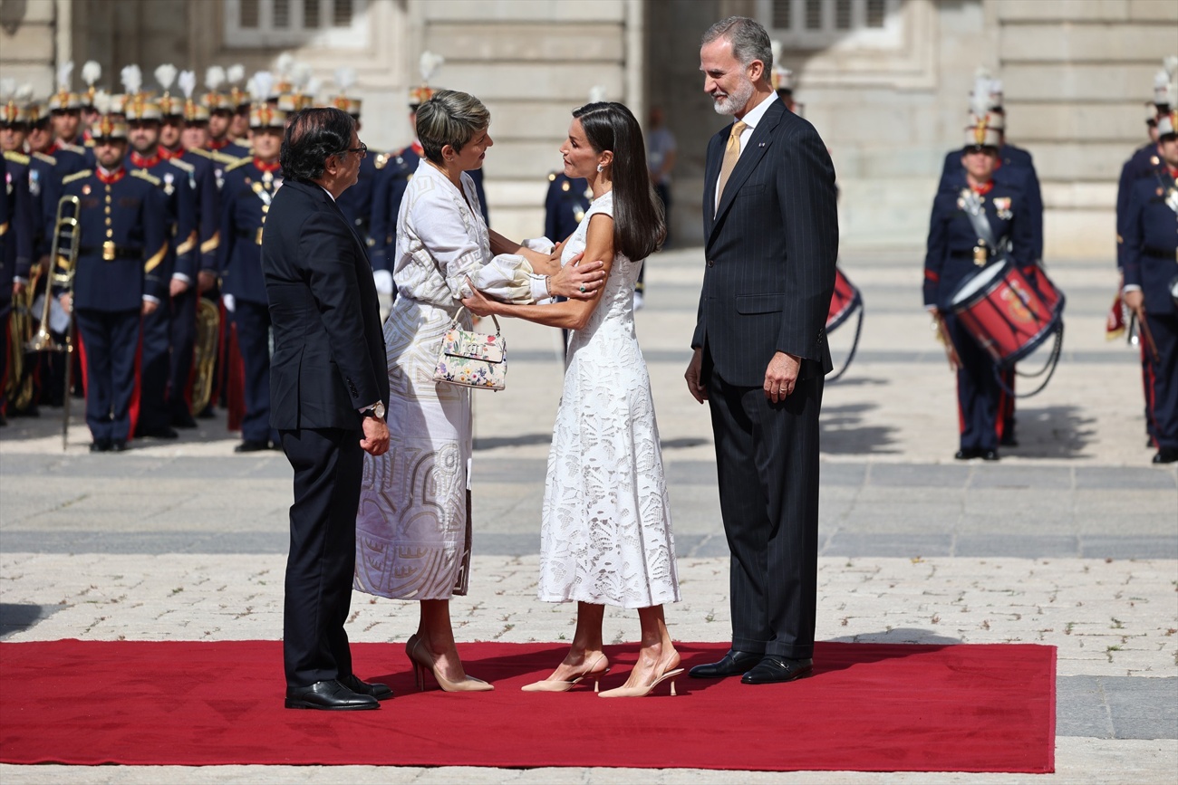 Letizia brille dans une robe de dentelle blanche peu coûteuse mais élégante