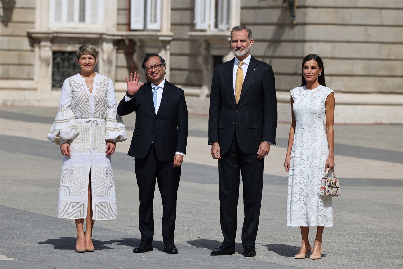 A Rainha Letizia brilha com o seu vestido de renda branca de baixo custo