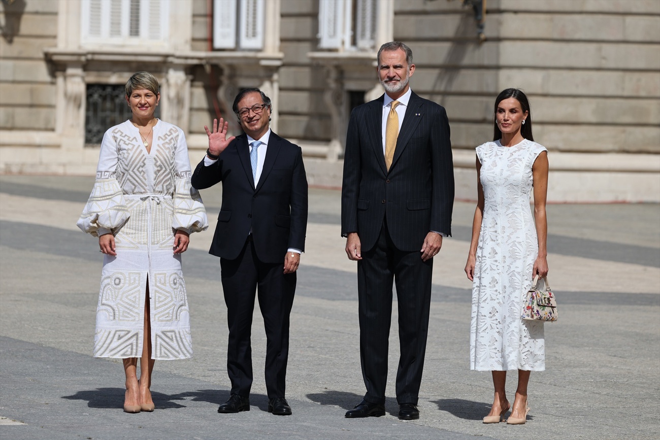 Vestido blanco de encaje semitransparente de Sfera