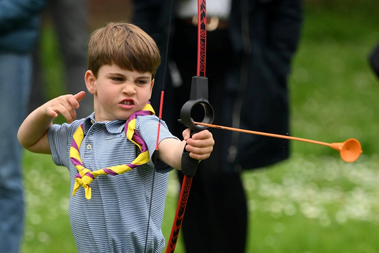 Kate e William si godono una faticosa ma divertente giornata di lavoro con i piccoli George, Charlotte e Louis