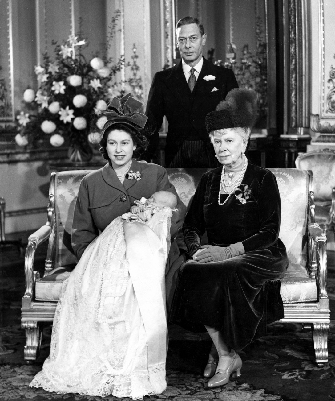 George VI avec sa femme, sa fille et son premier petit-enfant.