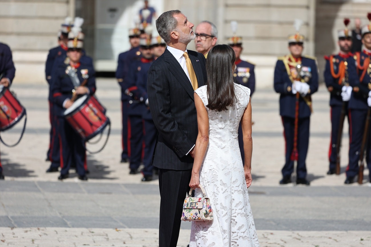 Low cost white dress: Queen Letizia does not go unnoticed