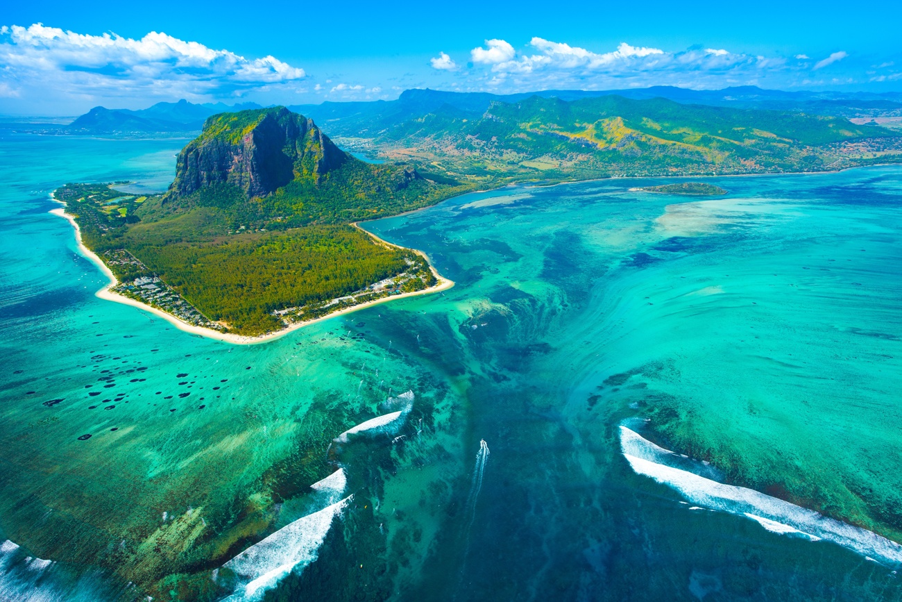 Underwater waterfall