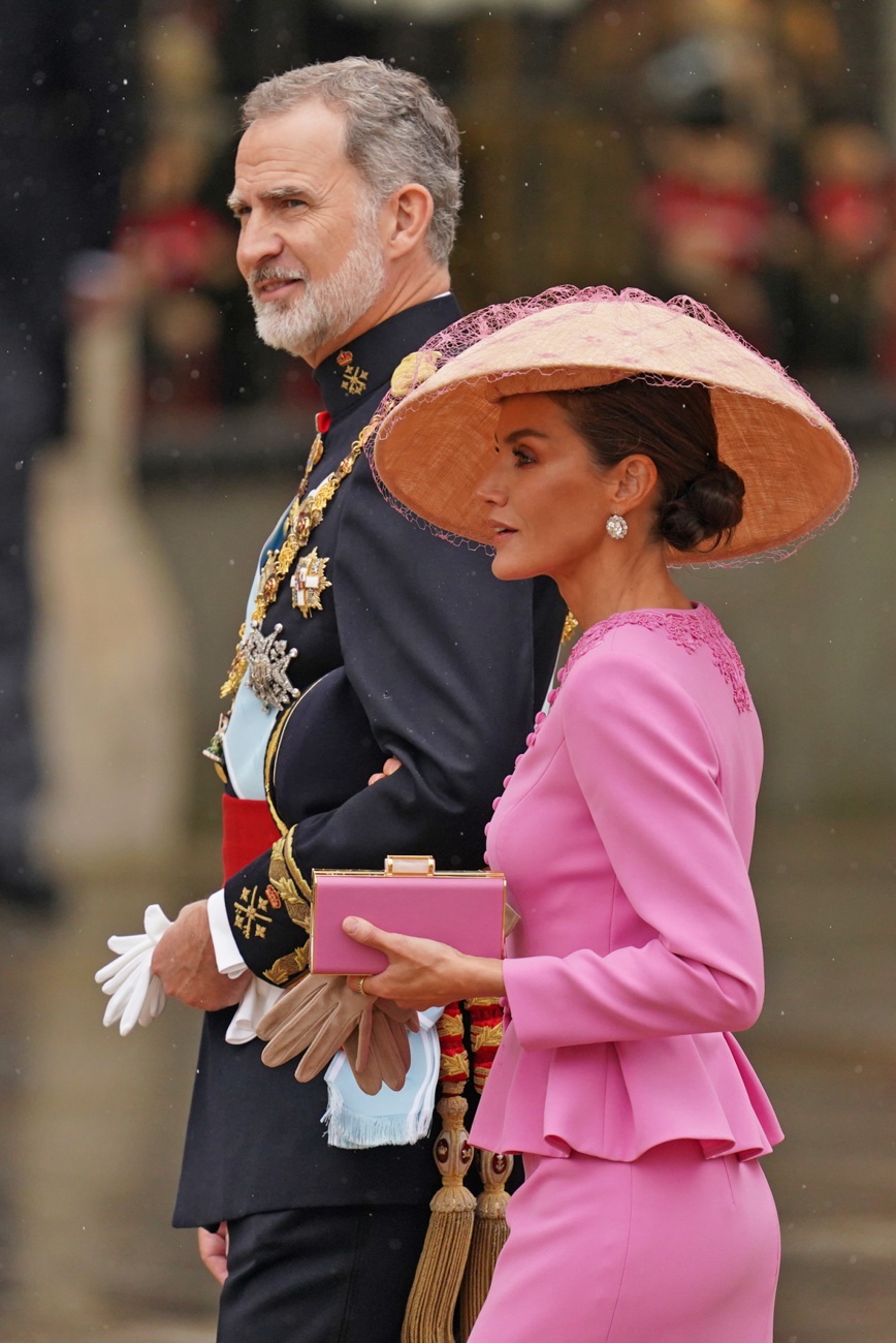 Coiffure et sac à main assortis