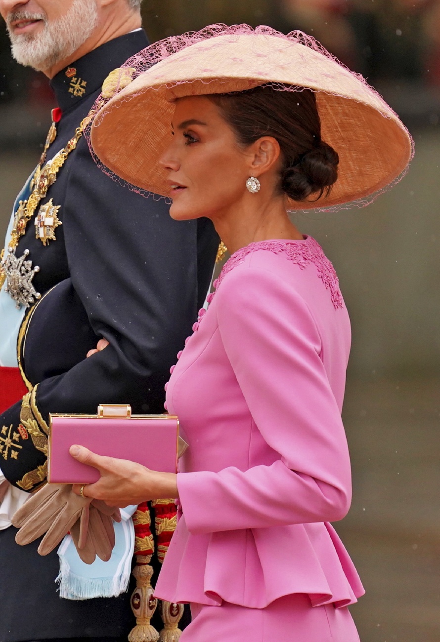 The headdress, large and avant-garde