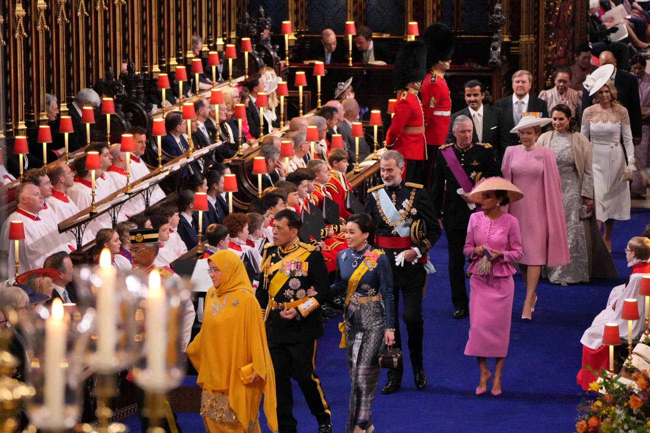 Queen Letizia, impeccable in Carolina Herrera dress and futuristic headdress at Charles III ceremony