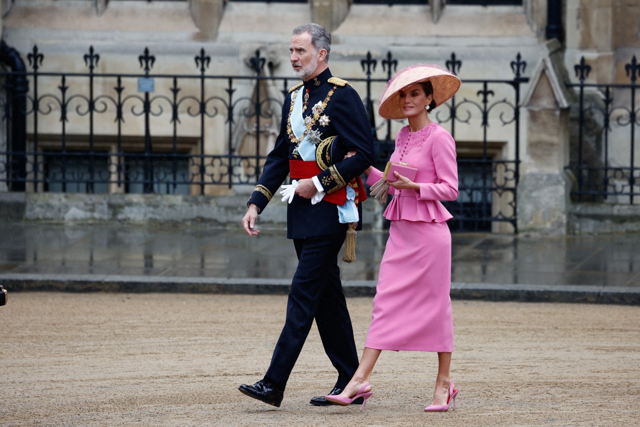 La regina di Spagna Letizia: elegante e glamour in un ensemble di Carolina Herrera e un copricapo d’avanguardia all’incoronazione di Carlo III