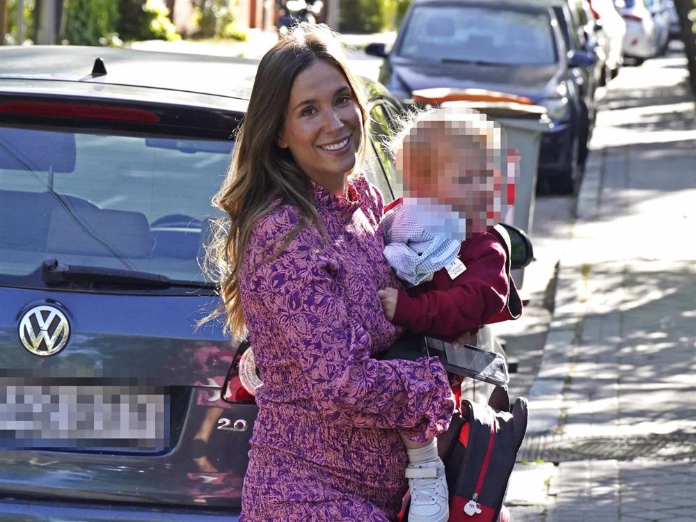 MARÍA POMBO LLEVA A SU HIJO MARTÍN A LA GUARDERÍA MARÍA