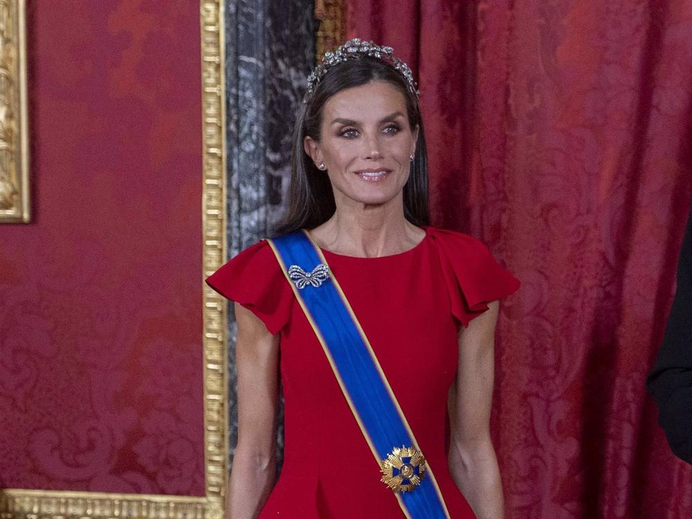 Los Reyes de España Felipe y Letizia a su llegada a la cena de gala organizada por los Reyes al presidente colombiano, en el Palacio Real, a 3 de mayo de 2023, en Madrid (España). Los