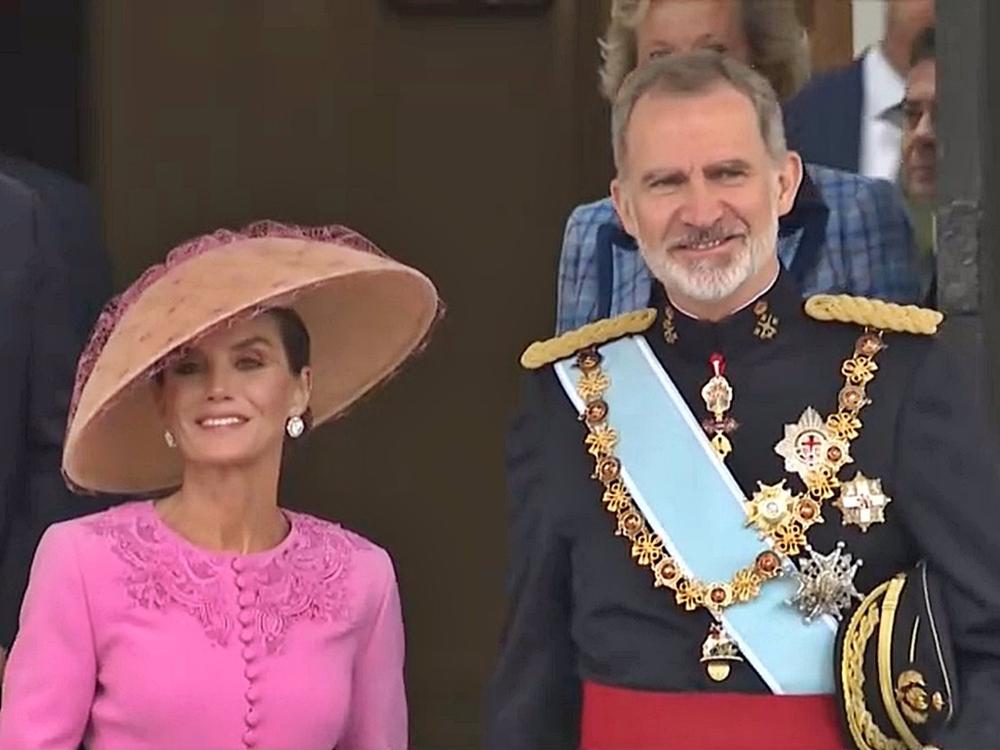 LOS REYES ABANDONANDO LA EMBAJADA DE ESPAÑA LOS