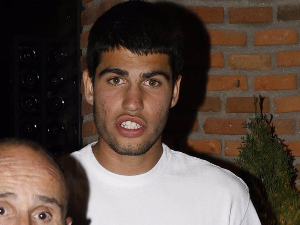 Carlos Alcaraz, saliendo de un conocido restaurante de la capital Carlos