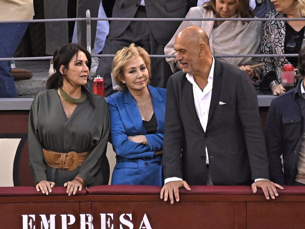 Ana Rosa Quintana, en Las Ventas con su marido Juan Muñoz y su gran amiga Pepa Gea Ana