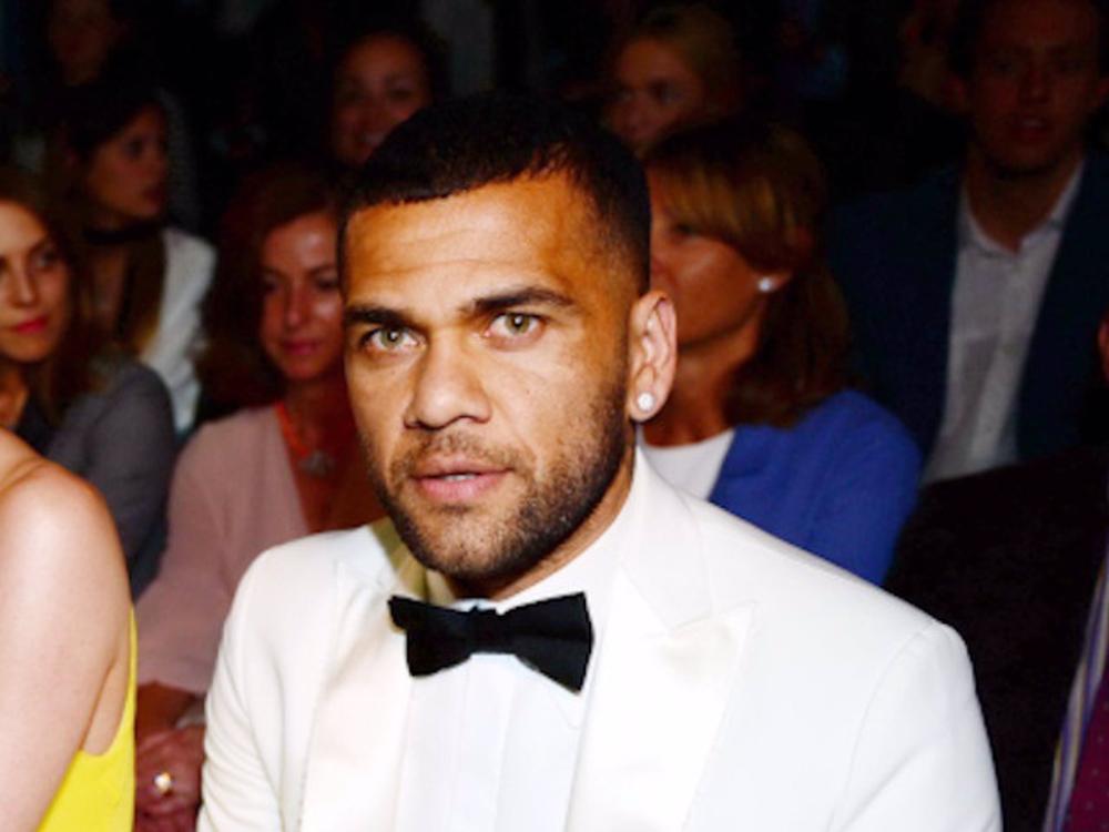 Archivo - Dani Alves durante el desfile de Rosa Clará Archivo