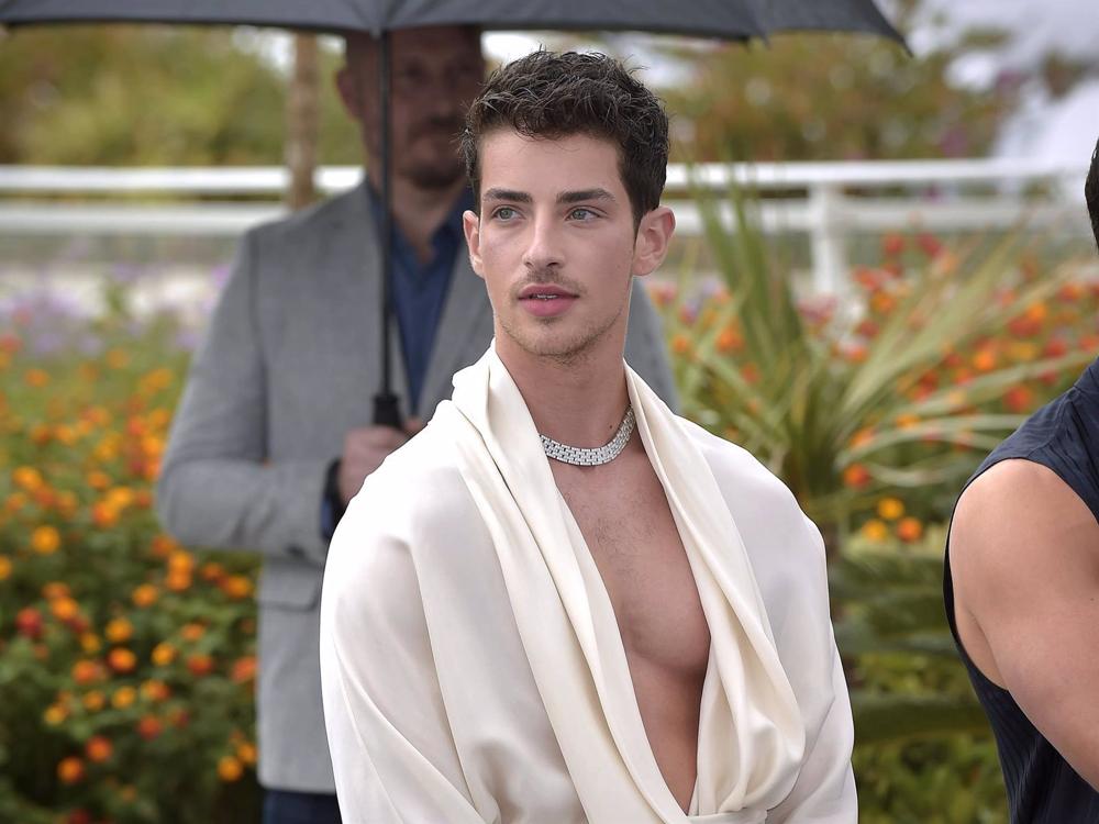El actor español Manu Ríos posa en la presentación de la película ‘Extraña forma de vida’ en el Teatro Debussy durante el Festival de Cine de Cannes, a 17 de Mayo de 2023, Cannes, región de Provenza-Alpes-Costa Azul (Francia) El
