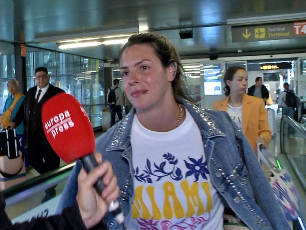 Laura Matamoros regresa de Ibiza junto a su hermana Anita y responde si ve posible una reconciliación entre su padre y la influencer Laura