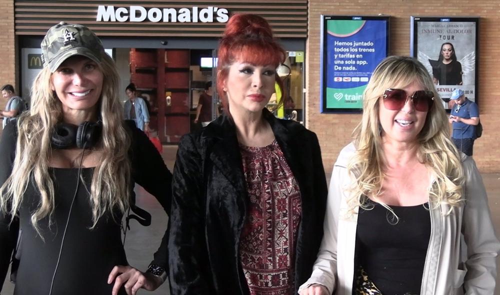Yola, Yurena y Malena Gracia a su llegada a Sevilla para actuar en la preboda de Raúl Prieto y Joaquín Torres Yola,